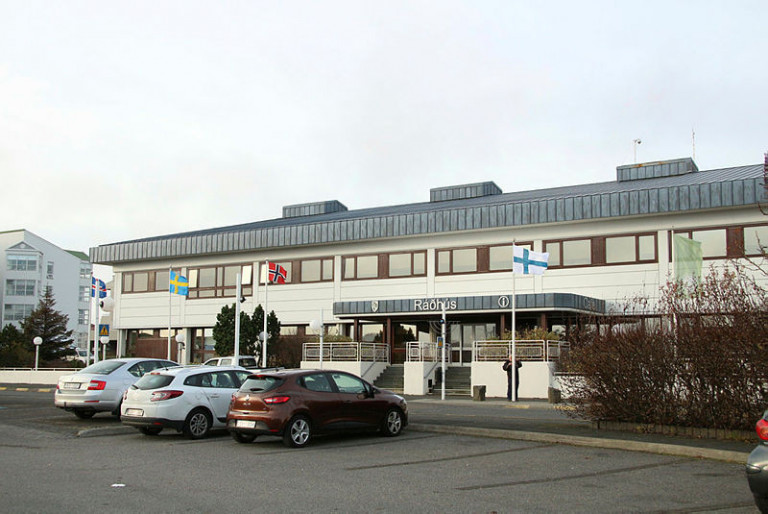 Fánar vinaþjóðanna Svíþjóðar, Noregs og Finnlands, auk þess íslenska, blakta við hún utan við Ráðhú…