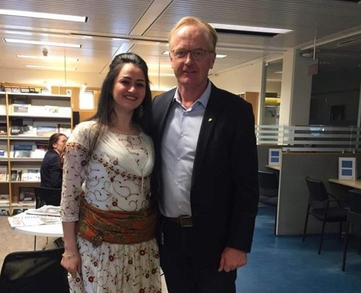 Sanaz skartar hér íranska þjóðbúningnum og Kjartan Már Kjartansson bæjarstjóri klassískum jakkafötu…