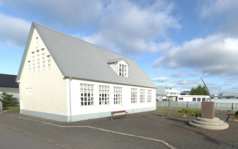 Bæði viðtölin og fræðslufundurinn fer fram í Fjölskyldusetrinu við Skólaveg 1.