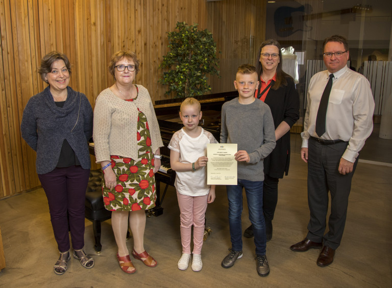 Frá afhendingu afraksturs verkefnisins í Tónlistarskóla Reykjanesbæjar þann 21. júní sl. Frá vinstr…