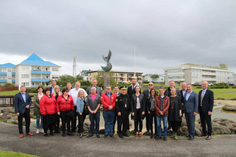 Aðstandendur Ljósanætur hátíðar við undirskrift og kynningu í hádeginu í dag. Skrúðgarðurinn mun le…
