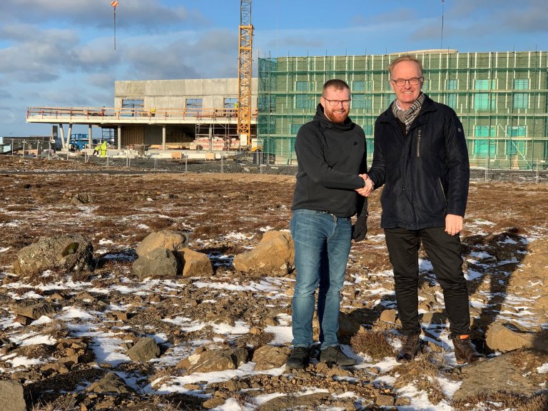 Hjalti Már Brynjarsson, framkvæmdastjóri Grjótgarða og Kjartan Már Kjartansson, bæjarstjóri á lóð S…