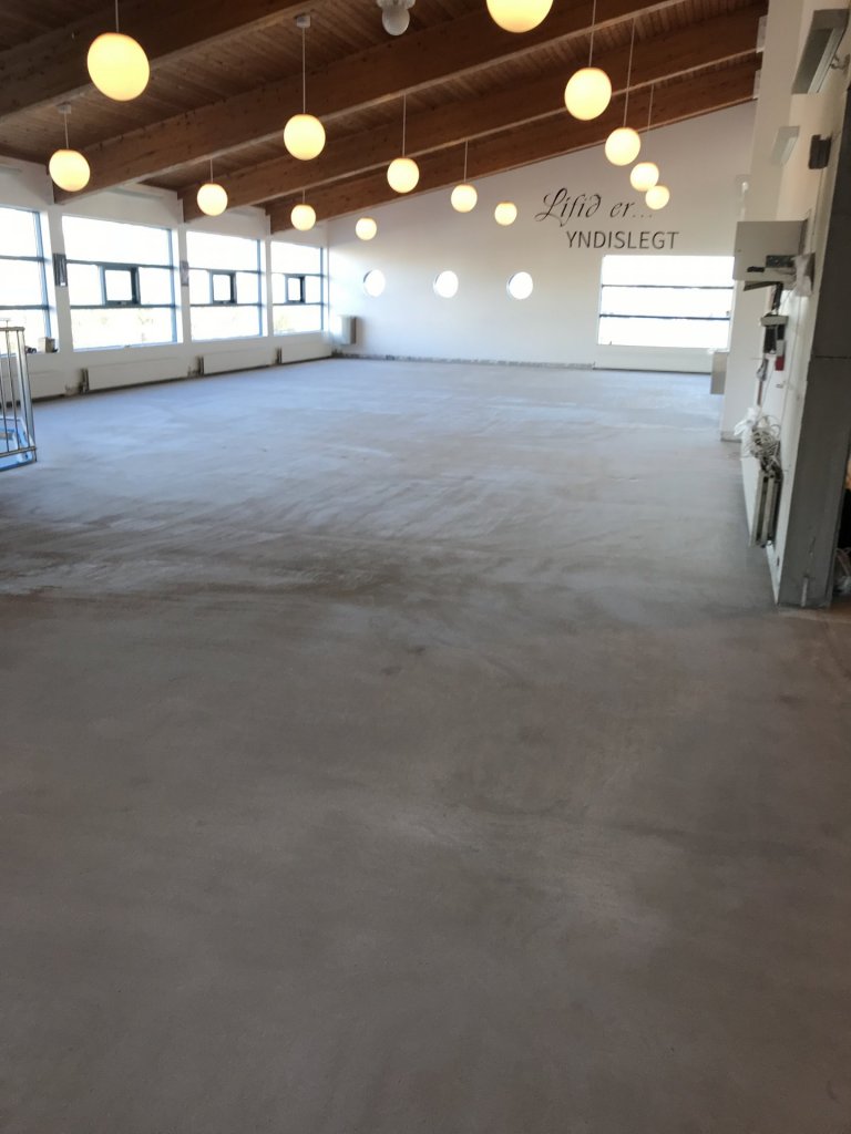 Svona er staðan á framkvæmdum á afgreiðslusal Sundmiðstöðvar. Búið að rífa afgreiðslu og fjarlægja …