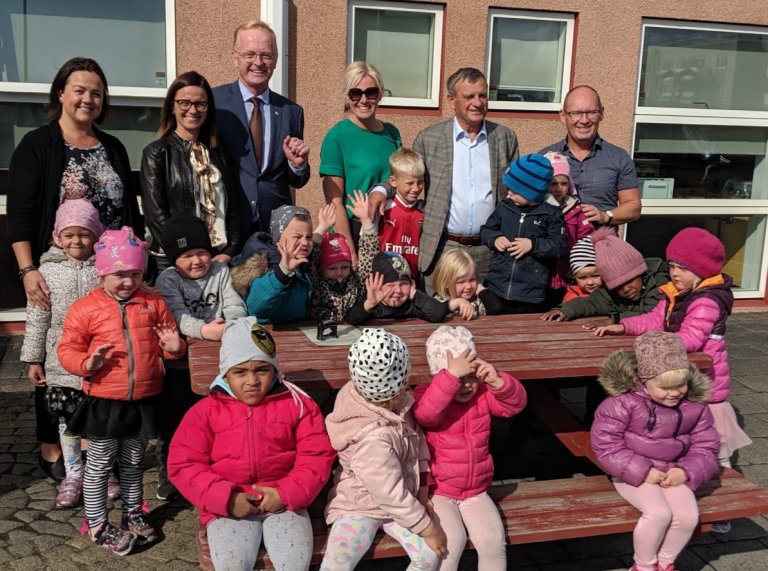 Fulltrúar Reykjanesbæjar og Skólamatar ásamt leikskólabörnum