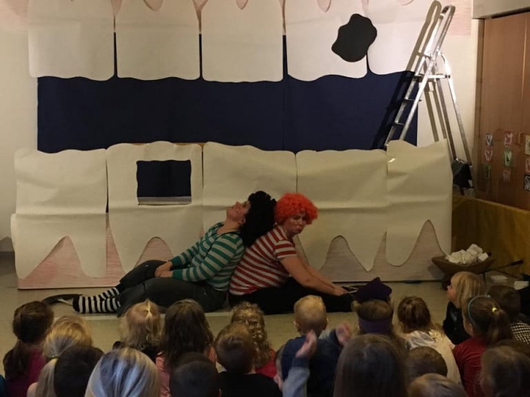 Leikritið Karíus og Baktus í flutningi starfsfólks Heilsuleikskólans Garðasels.