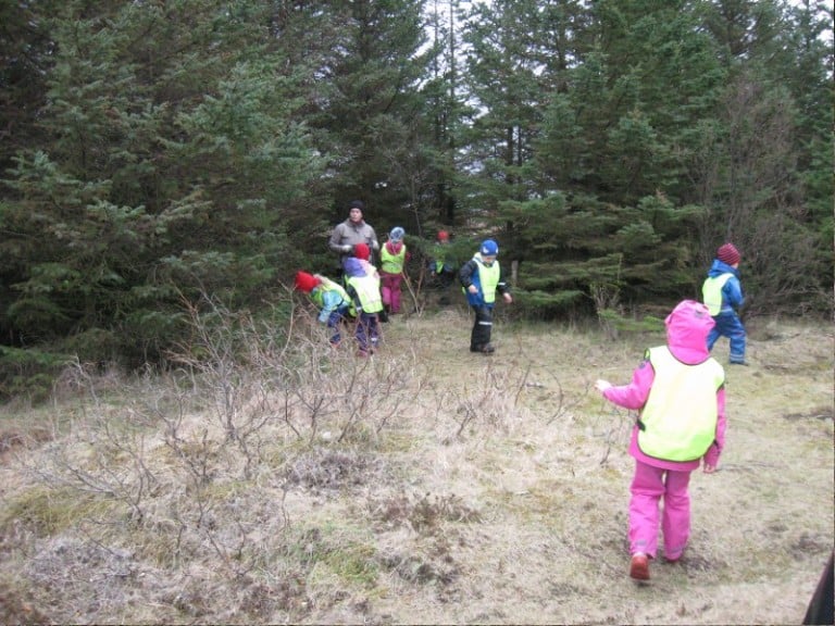 Tjarnarselsbörn við tiltekt.