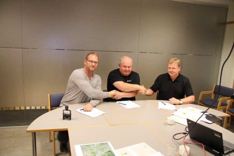 Fulltrúar Reykjanesbæjar, Ellerts Skúlasonar hf og Vegagerðarinnar við undirritun samningsins, ásam…