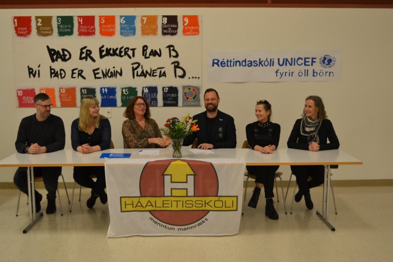 Forsvarsmenn UNICEF á Íslandi og Háaleitisskóla í Reykjanesbæ skrifuðu undir samstarfssamning um að…