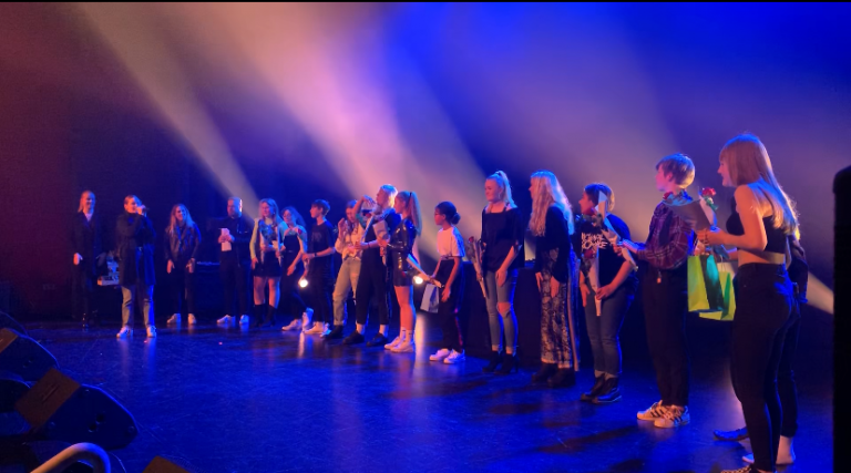 Allir keppendur samankomnir á sviðinu þegar verðlaunaafhendingin fór fram