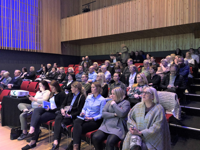 Ráðstefnugestir í Bergi, Hljómahöll.