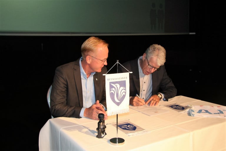 Frá undirritun samnings, f.v. Kjartan Már Kjartansson bæjarstjóri Reykjanesbæjar og Birgir Jakobsso…