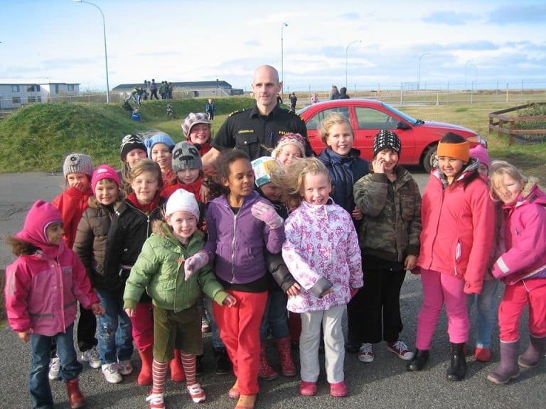 Krissi lögga fræðir unga bæjarbúa.