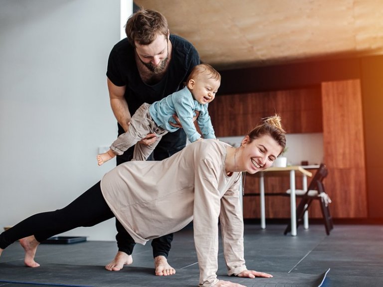 Fólk að gera æfingar