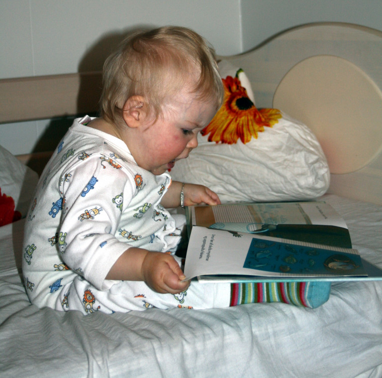 Alkunna er að góður málþroski og læsi haldist í hendur við talað mál og lestur. Þessi eins árs stúl…