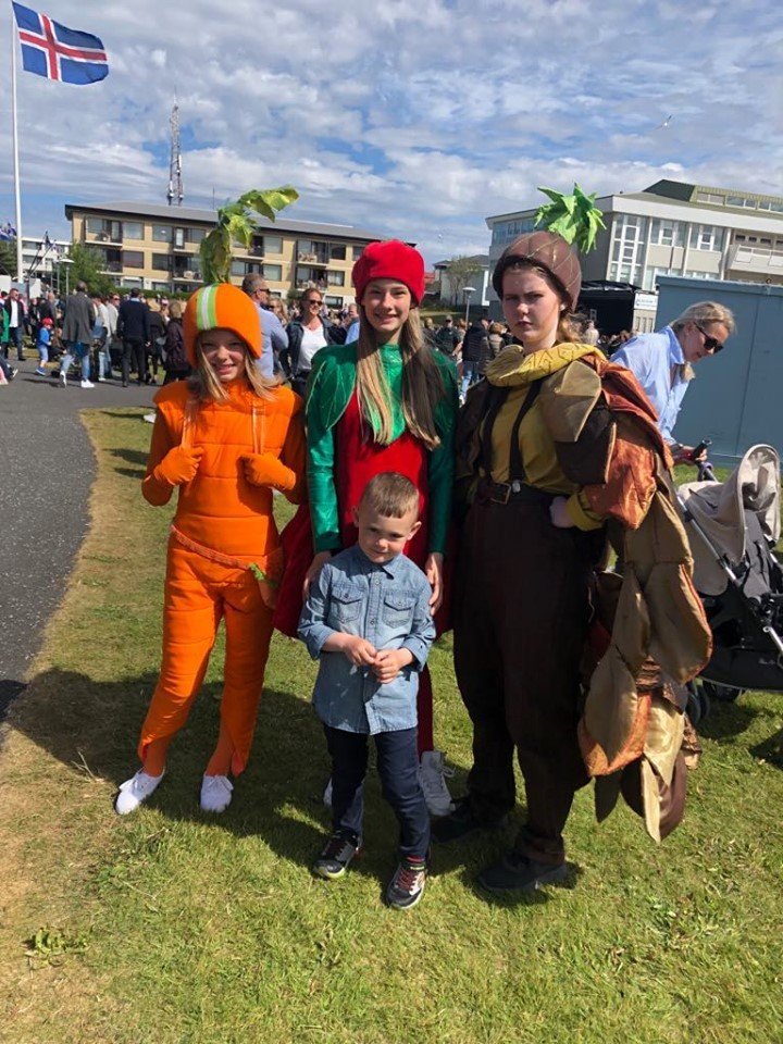 Ungur snáði á 17. júní með fígúrum úr Ávaxtakörfunni.