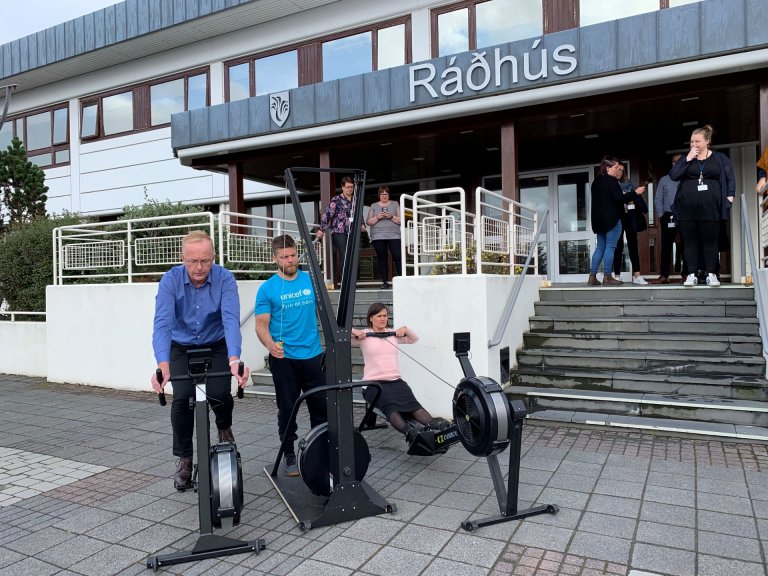 Hér sjást Kjartan Már Kjartansson bæjarstjóri og Hilma Hólmfríður Sigurðardóttir verkefnisstjóri fj…