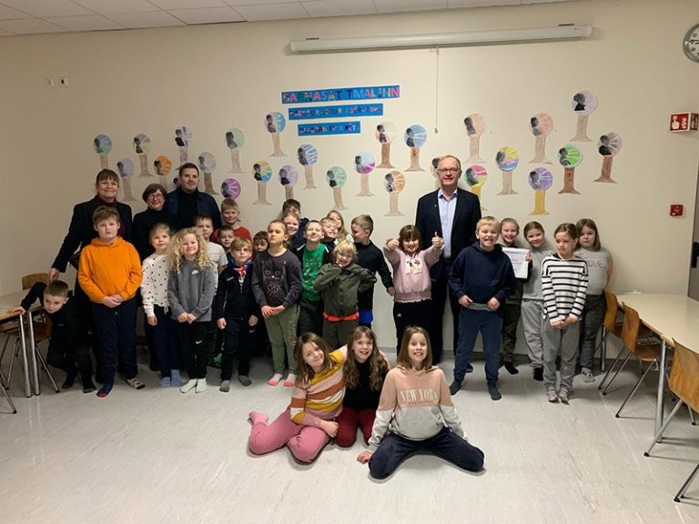 Nemendur Holtaskóla ásamt Helgu Maríu Finnbjörnsdóttur, fulltrúa í stýrihópi verkefnisins, Maríu Gu…