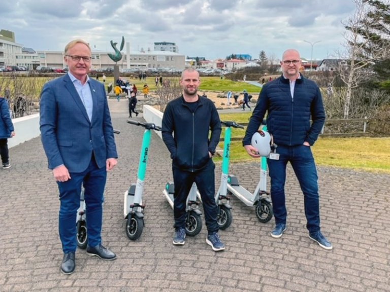 Kjartan Már Kjartansson bæjarstjóri, Joseph Feyen eigandi Hopp í Reykjanesbæ og Guðlaugur H. Sigurj…