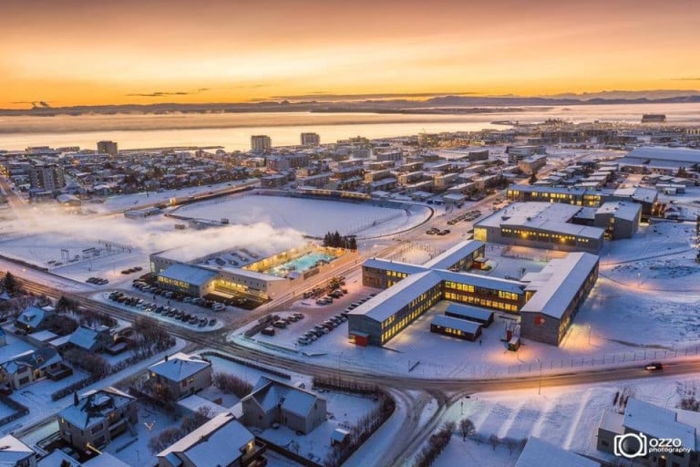 Horft yfir Holtaskóla og svæðið í kring. Ljósmynd: OZZO