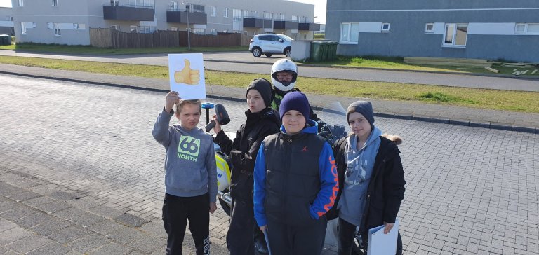 Nemendur úr 6. bekk Akurskóla við hraðamælingarnar í morgun. Ljósmynd: Akurskóli