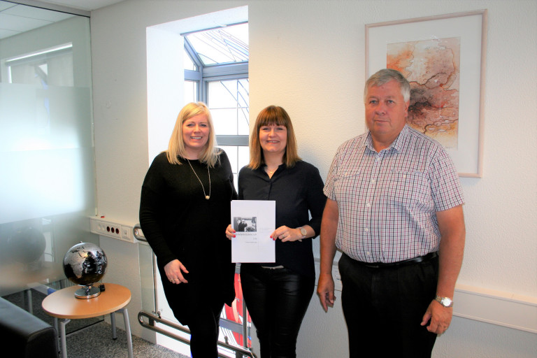 Við handsölun samningsins, f.v. Ragnheiður Eyjólfsdóttir HS Veitum, Helga María Finnbjörnsdóttir va…