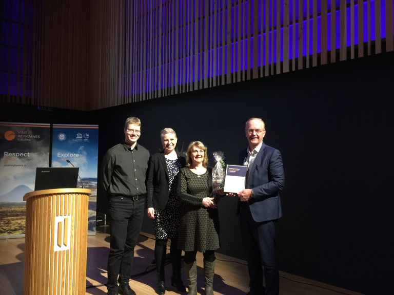 Valgerður og Kjartan Már taka við verðlaununum úr hendi Eggerts og Þuríðar.