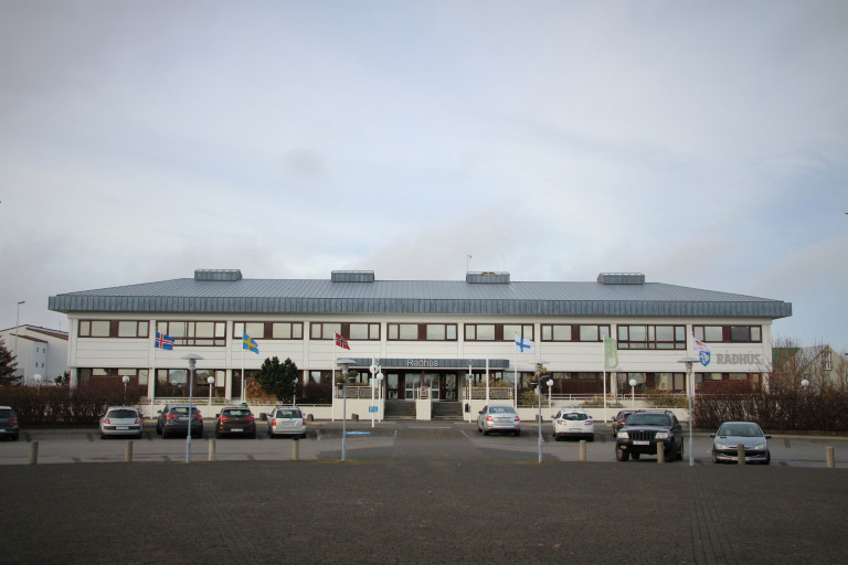 Þjóðfánar vinabæjanna fjögurra, Íslands, Svíþjóðar, Noregs og Finnlands, ásamt fána Reykjanes Geopa…