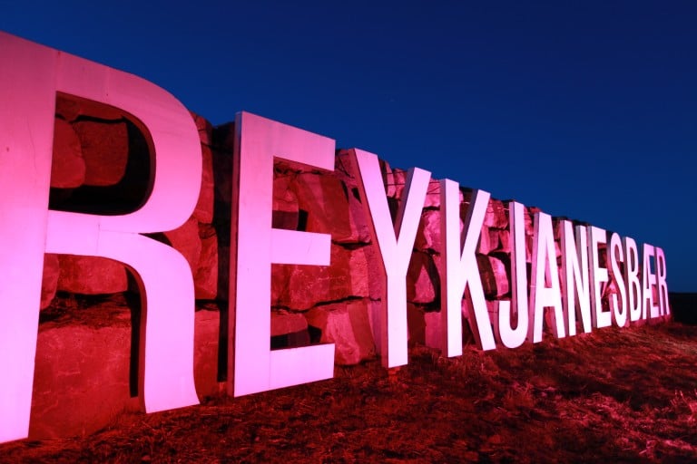 Bleiklitað bæjarhlið.