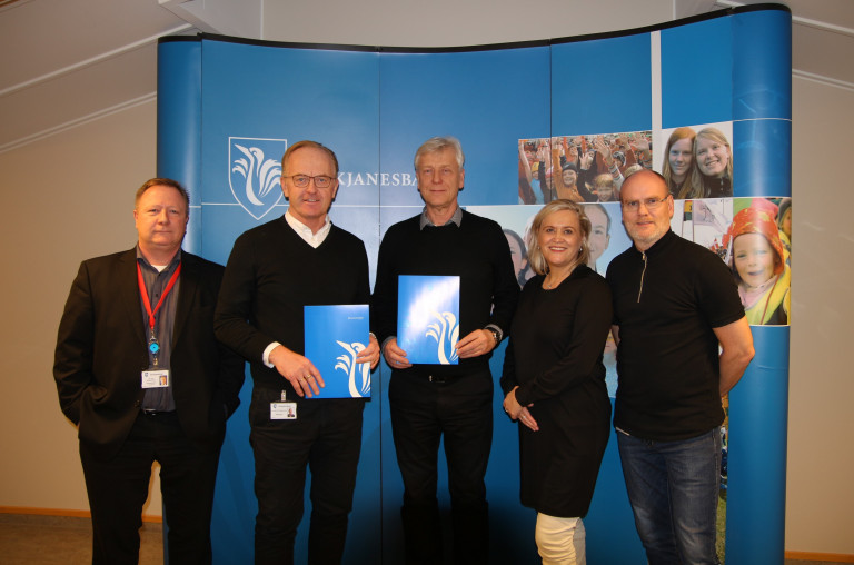 Frá undirritun samningsins, f.v. Jón Ingi Benediktsson innkaupastjóri, Kjartan Már Kjartansson bæja…