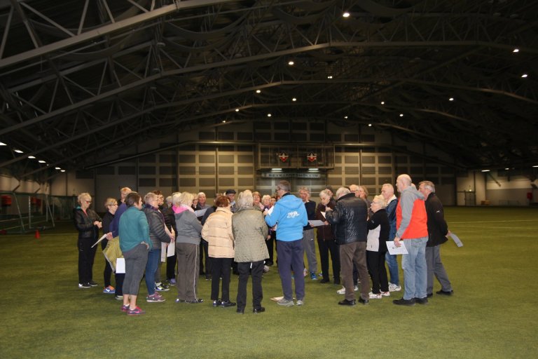 Dr. Janus Guðlaugsson með þátttökuhóp í sameiginlegri þolþjálfun í Reykjaneshöll.