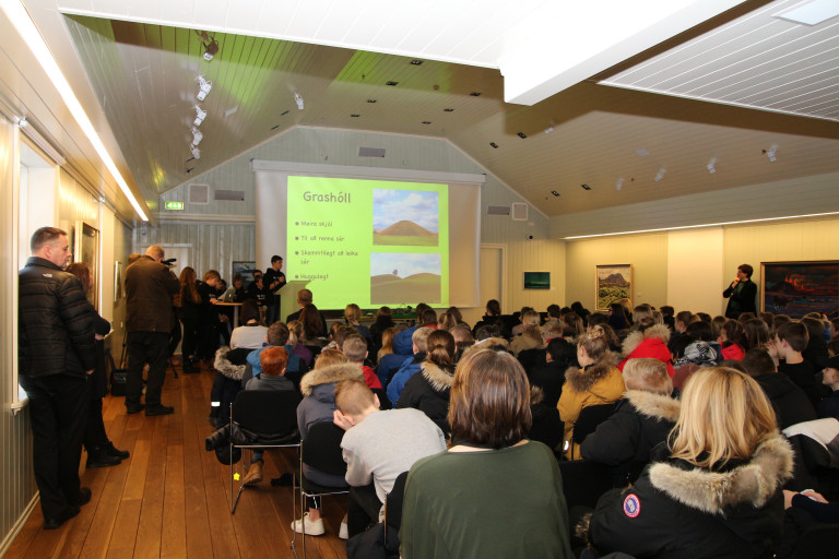 Nemendur í 8.Í.H. kynna hér sínar hugmyndir. Grashóll kom þar sterkur inn sem bæði væri hægt að nýt…