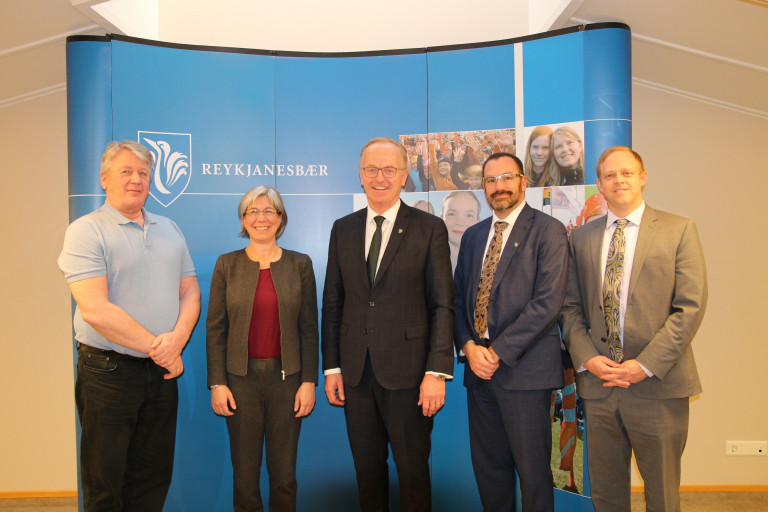 Frá heimsókn í gær, f.v. Halldór Karl Hermannsson hafnarstjóri, Jill Esposito staðgengill sendiherr…