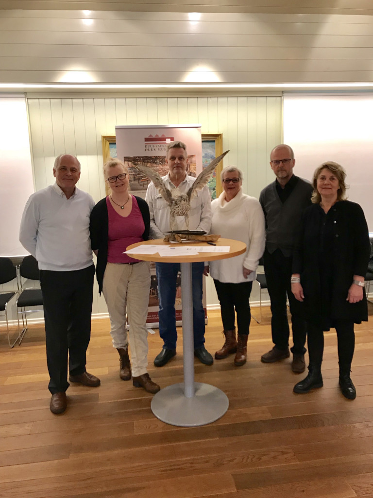 Frá afhendingu gjafarinnar. Frá vinstri: Gunnar Þórarinsson bæjarfulltrúi, Sigrún Ásta Jónsdóttir f…