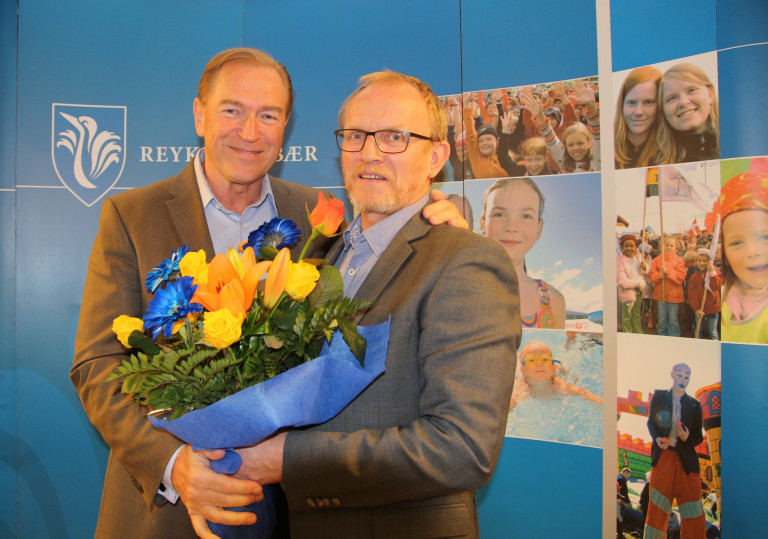 Árni Sigfússonar bæjarfulltrúi tekur við blómvendi úr hendi Guðbrands Einarssonar forseta bæjarstjó…