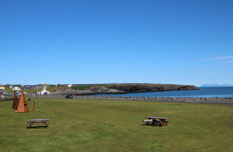 Bekkurinn á Bakkalág er kjörinn til slökunar eins og þessi ferðamaður uppgötvaði í sumar.