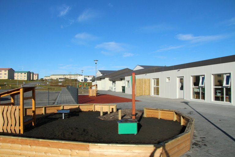 Horft eftir húsnæði Skógaráss og útileikskvæði.