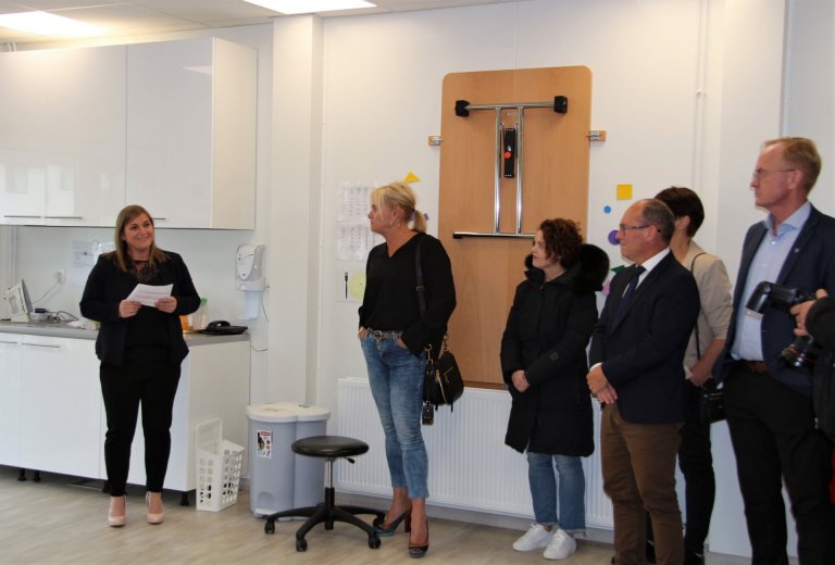 Þóra Sigrún Hjaltadóttir leikskólastjóri Skógaráss flutti opnunarræðu. Hjá standa m.a. Ingibjörg Br…