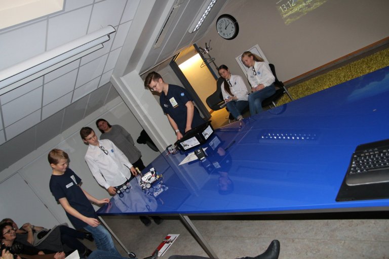 Hér má sjá Myllana kynna vélmennið Myllu.