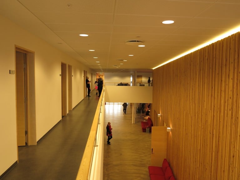 Horft eftir gangi á efri hæð Tónlistarskóla Reykjanesbæjar.