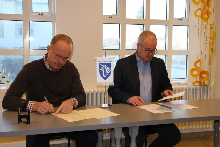 Kjartan Már Kjartansson bæjarstjóri Reykjanesbæjar og Páll Daníel Sigurðsson framkvæmdastjóri Eykta…