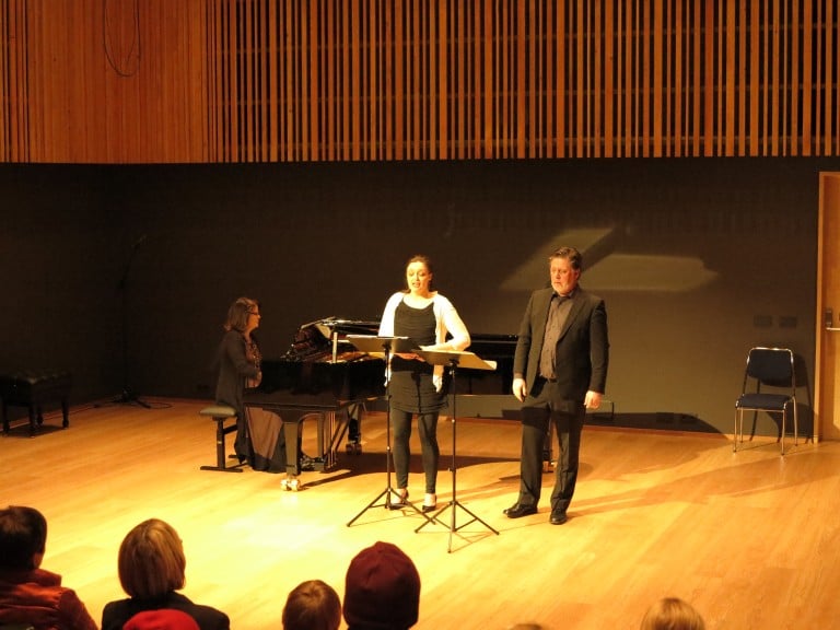 Frá tónlistarflutningi í Bergi.