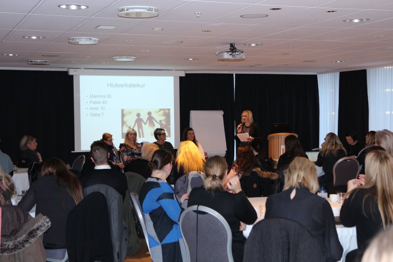 Auður Ósk stýrir hlutverkaleik með fjórum þátttakendum  námskeiðsins.