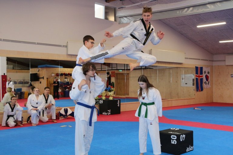 Það tóku margir andköf þegar þetta atriði frá Taekwondo deildinni var sýnt við vígsluna.