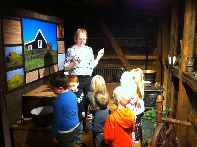 Sigrún Ásta forstöðumaður byggðasafnsins með góðum gestum.