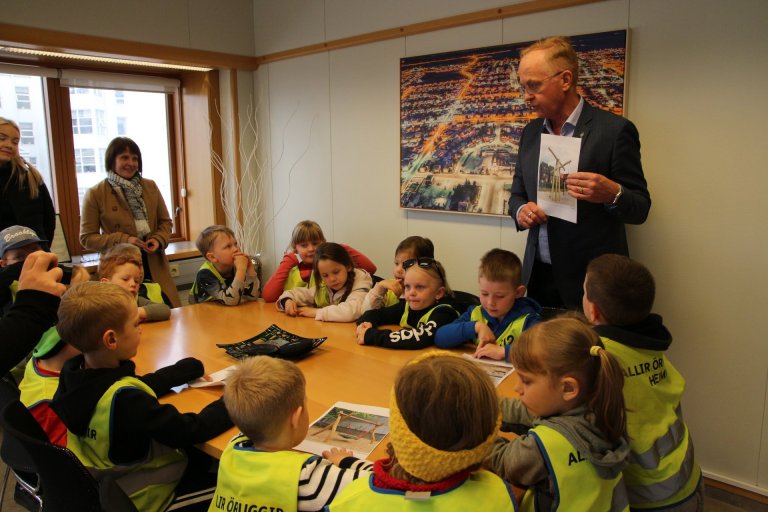 Hér heldur Kjartan Már Kjartansson bæjarstjóri á mynd af vegasaltsrólunni, sem börnin vilja að rísi…