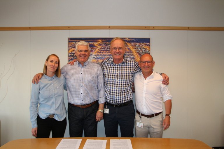 Við undirritun samningsins. Frá vinstri: Guðrún Björg Sigurðardóttir sviðsstjóri fjölskyldusviðs Su…