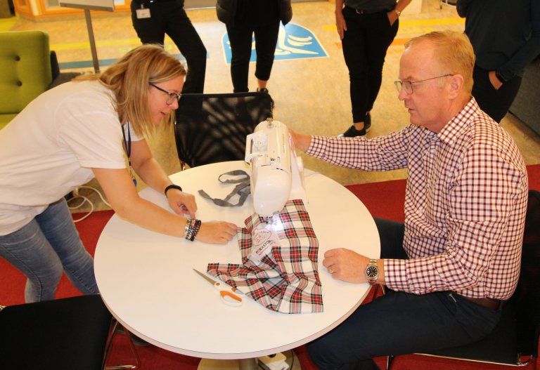 Hér sést Guðný Kristín aðstoða bæjarstjóra við pokasaum í aðdraganda plastlausrar Ljósanætur.