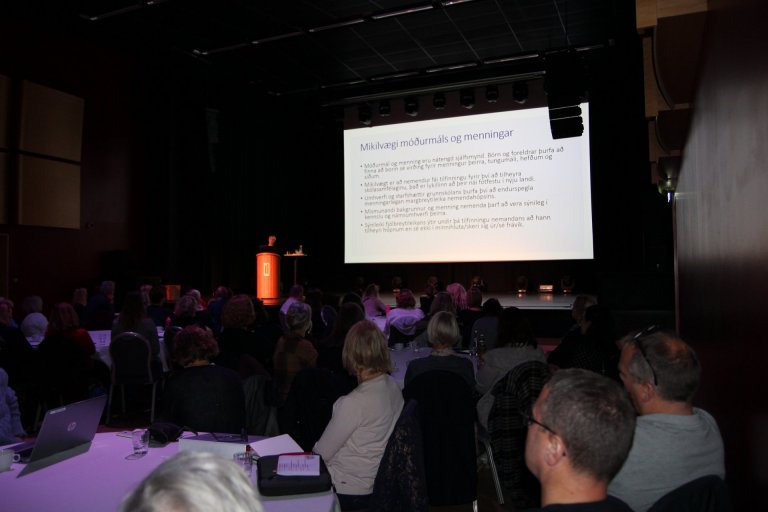 Kristrún Sigurjónsdóttir ræðir hér kennslu í fjöltyngdum bekk á námskeiðinu í Hljómahöll.