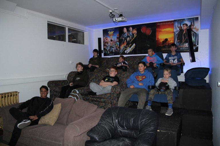 Gaman í bíó í Fjörheimum. Ljósakerfi er í salnum sem hægt er að stilla í ýmsum litum. Hugo Hoffmeis…