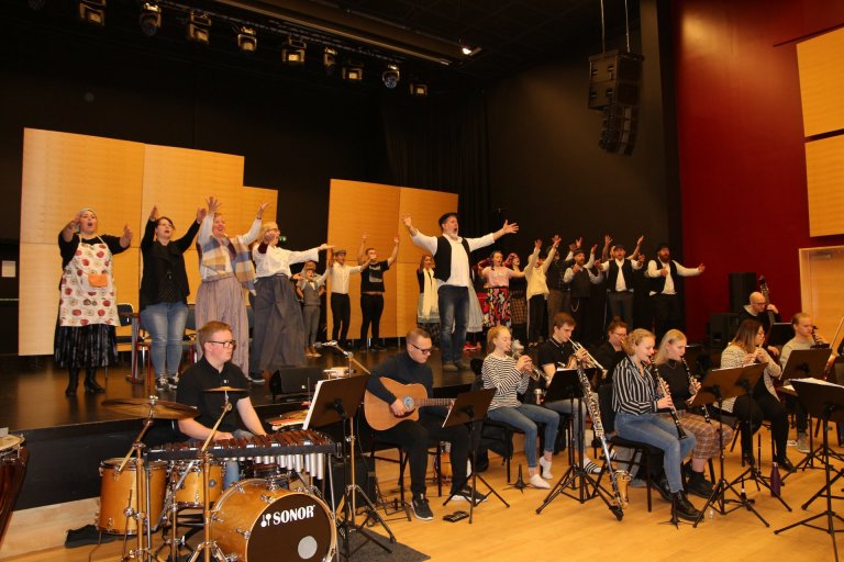 Frá æfingu á Fiðlaranum á þakinu í Stapa sl. laugardag. Hér syngur hópurinn um siðvenjur sem söngle…